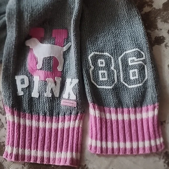 Y2K Pink Victoria's Secret Gray and Pink Scarf. Size: OS - Picture 4 of 8
